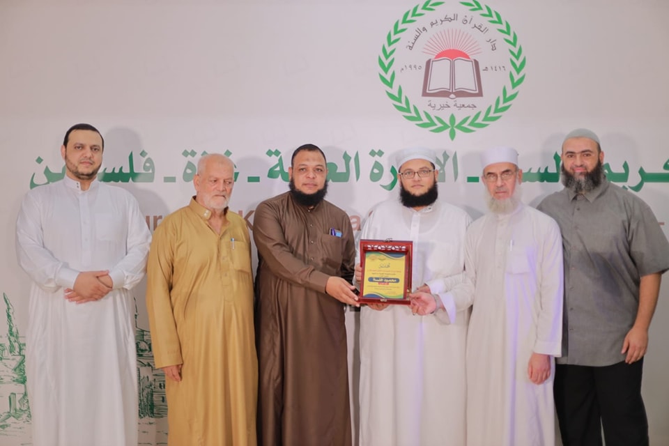 دار الإتقان تكرم الشيخ محمود خلة لتسجيله المصحف كاملاً