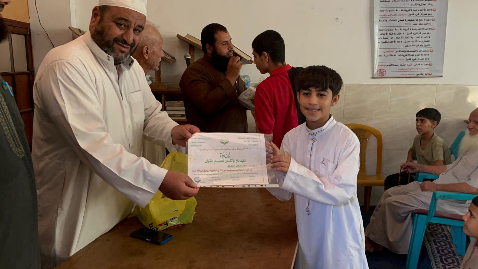 دار الإتقان تختتم مخيم فتية النور القرآني في مخيم المغازي وسط قطاع غزة